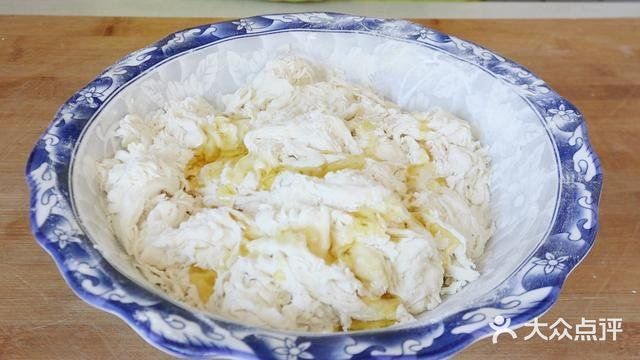 用手将饼皮摊平，盖锅焖上一分钟。一分钟后打开翻面