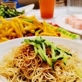 百年银行变虾馆！金条陪你吃虾子