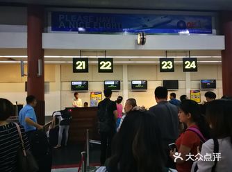 出关时，海关会索要小费，我俩人给了一美元