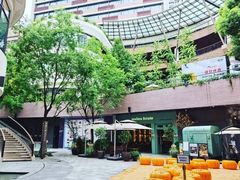 -瑞虹新天地月亮湾