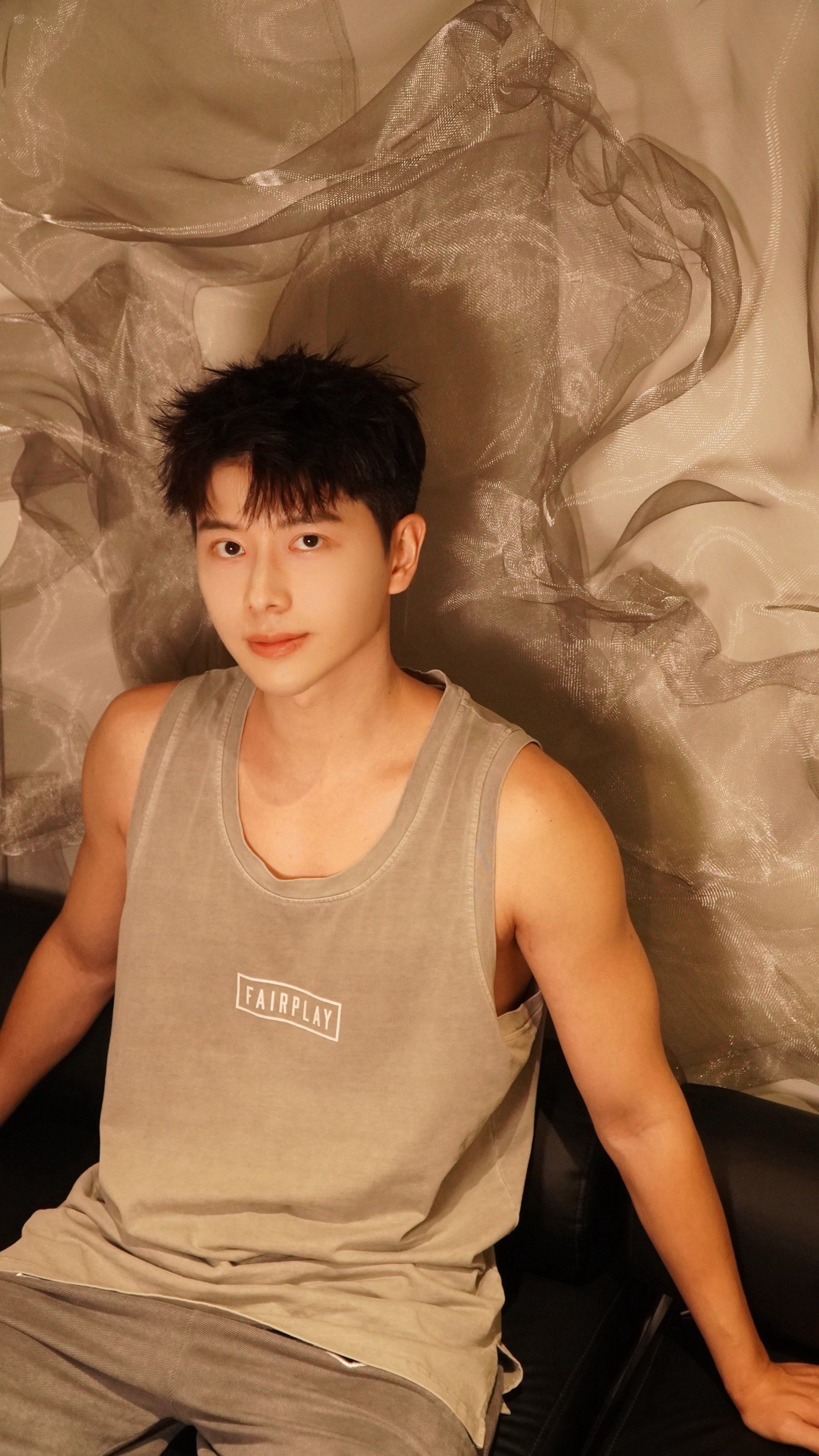 小肌肉男孩秀肌肉