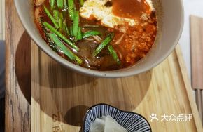Thick-cut Beef Shin with Sour Cabbage Rice Noodles
