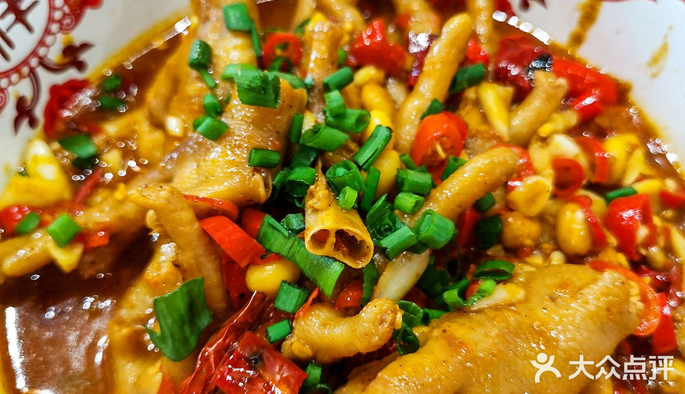 很容易脱骨吸入口中。油浸鱼的鱼肉也很鲜嫩，好吃爱吃