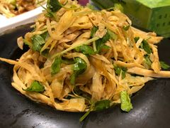 香芹苗拌鲜油皮-穆隆斋清真大饭店(串窑街店)
