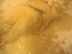 浓厚原只鸡煲花胶汤-鲜入围煮花胶鸡海鲜火锅