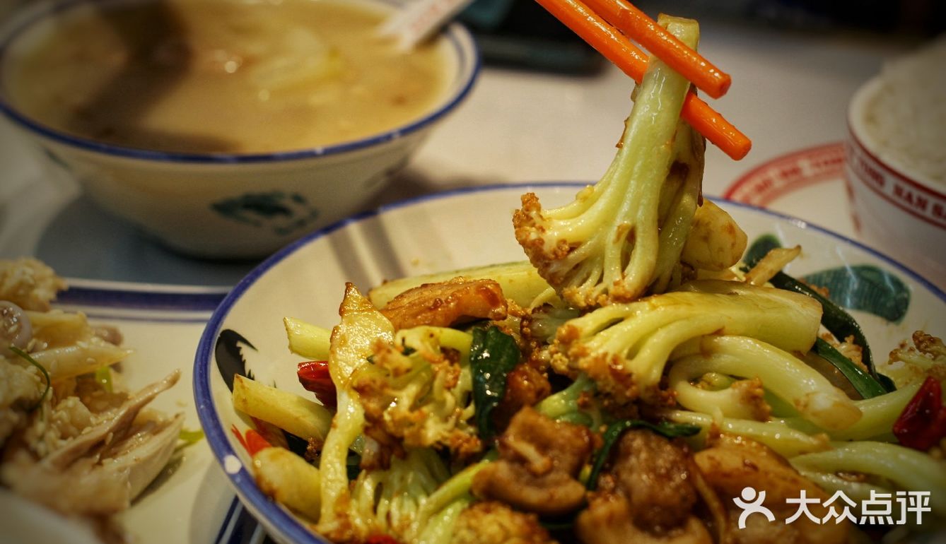 “三餸一汤，白饭任装！！”