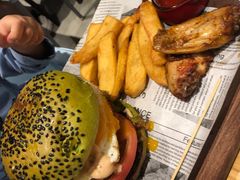 特色牛肉芝士汉堡-LO CALCOW卡路力轻食主义餐厅(陆家嘴店)