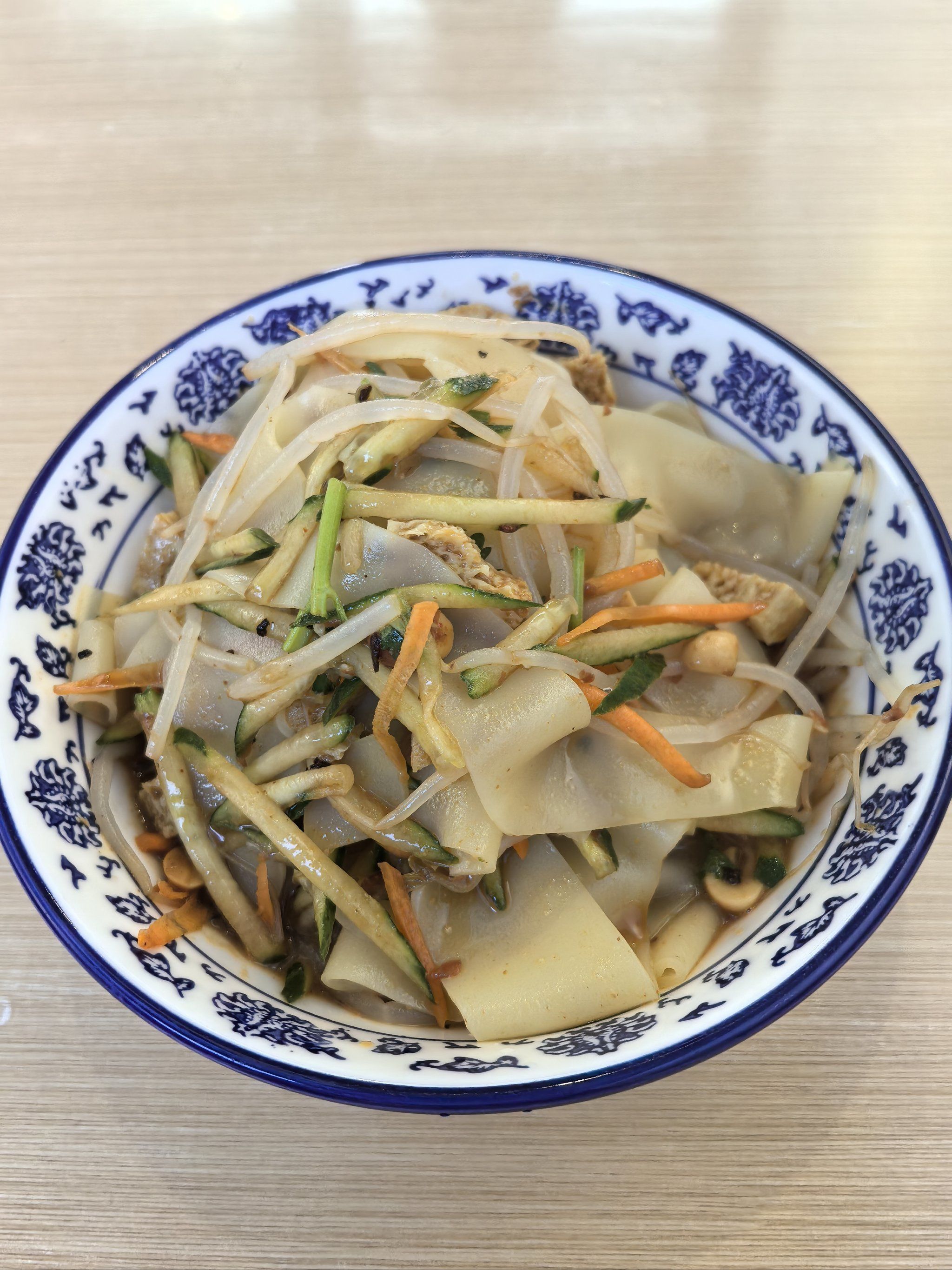 凉皮给的挺多的,当晚饭正好,配菜有豆芽 黄瓜丝 胡萝卜丝 花生,反正这