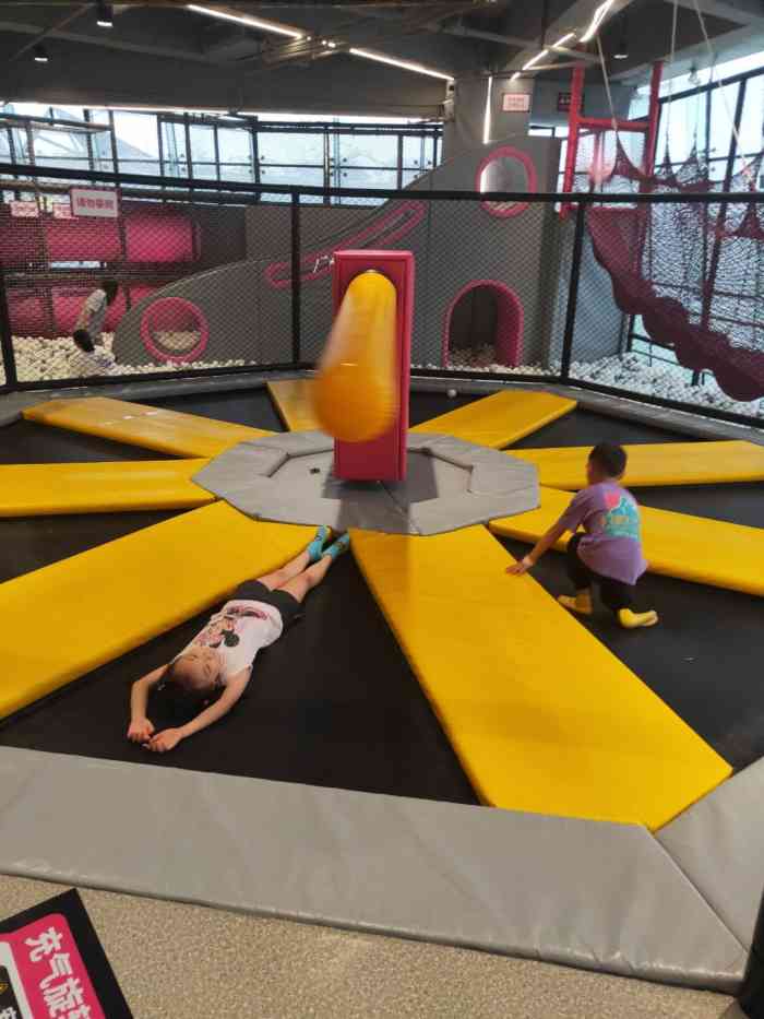dojump蹦床公园(大悦城店)-"新开不久的蹦床公园,就在灰姑娘的楼上四