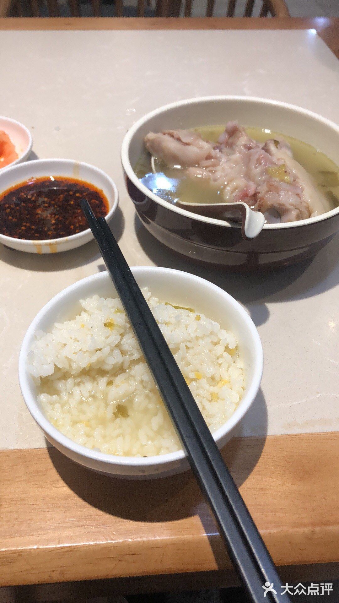 瞬间想呕吐。服务员说给我换一碗饭