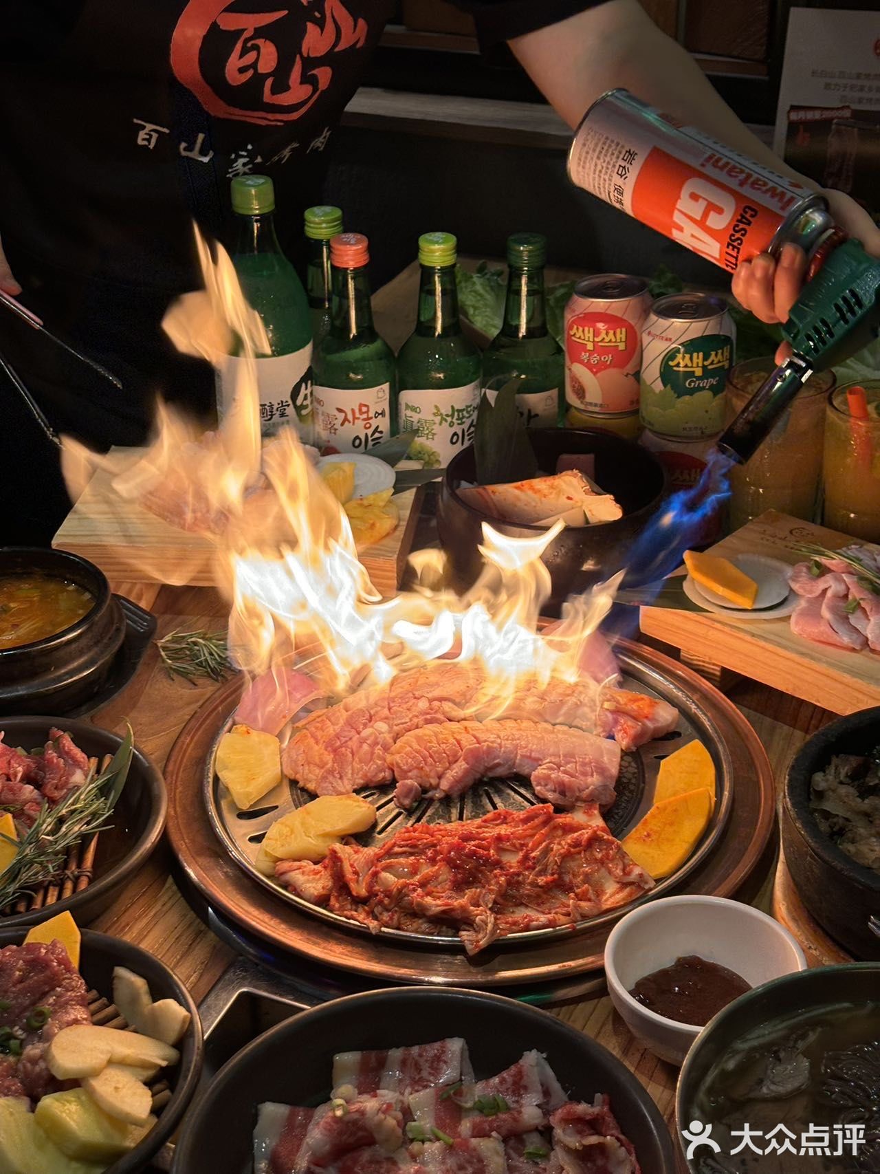 卧卧卧…吃个烤肉竟然烧起来了
