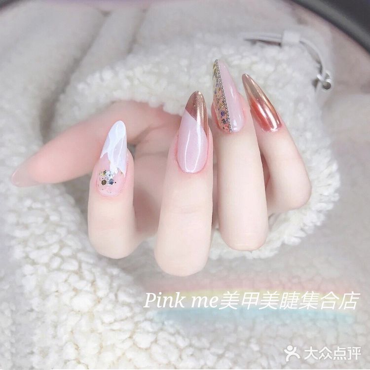 日系清透裸色美甲 妥妥的御姐范   玫瑰金的镜面美甲