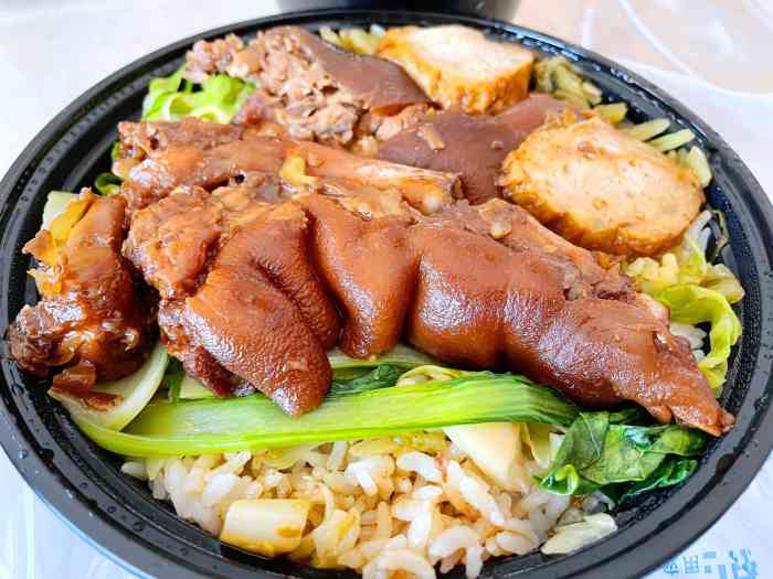 槑卤金牌猪脚饭(momo店)-"商场活动,套餐五折,很划算人很多,配的汤.