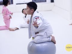 -菠萝格斗巴西柔术训练馆