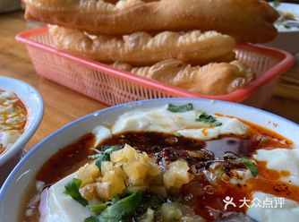 非常罕见的浇汁豆腐脑了,小时候的味道