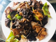 肉炒红蘑-姥家大锅台水库渔家