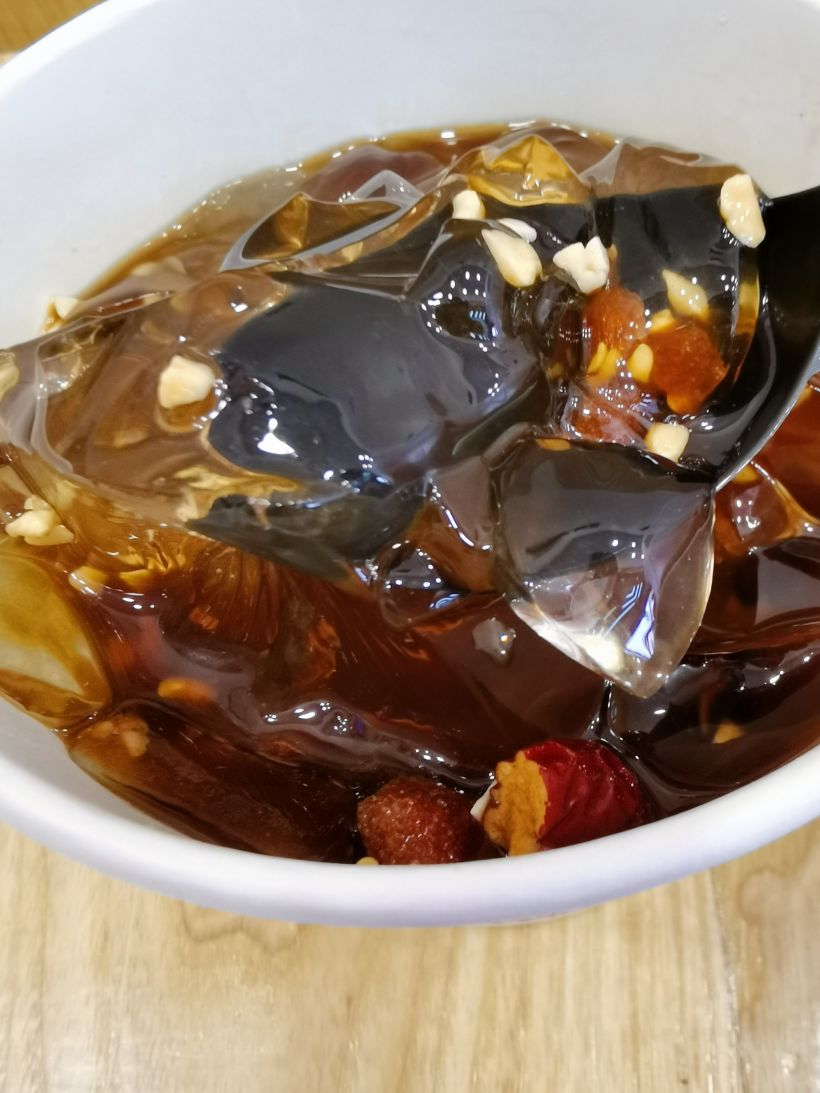 「成都老冰粉」 冰粉没见到气泡,可能不是手工制作的吧,上面撒了一些