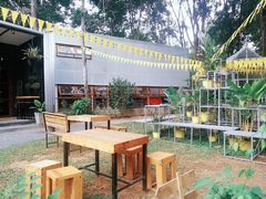 -Chom Cafe and Restaurant