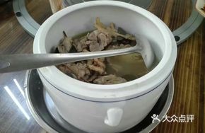 Desmodium and Chicken Feet with Pork Spine Soup