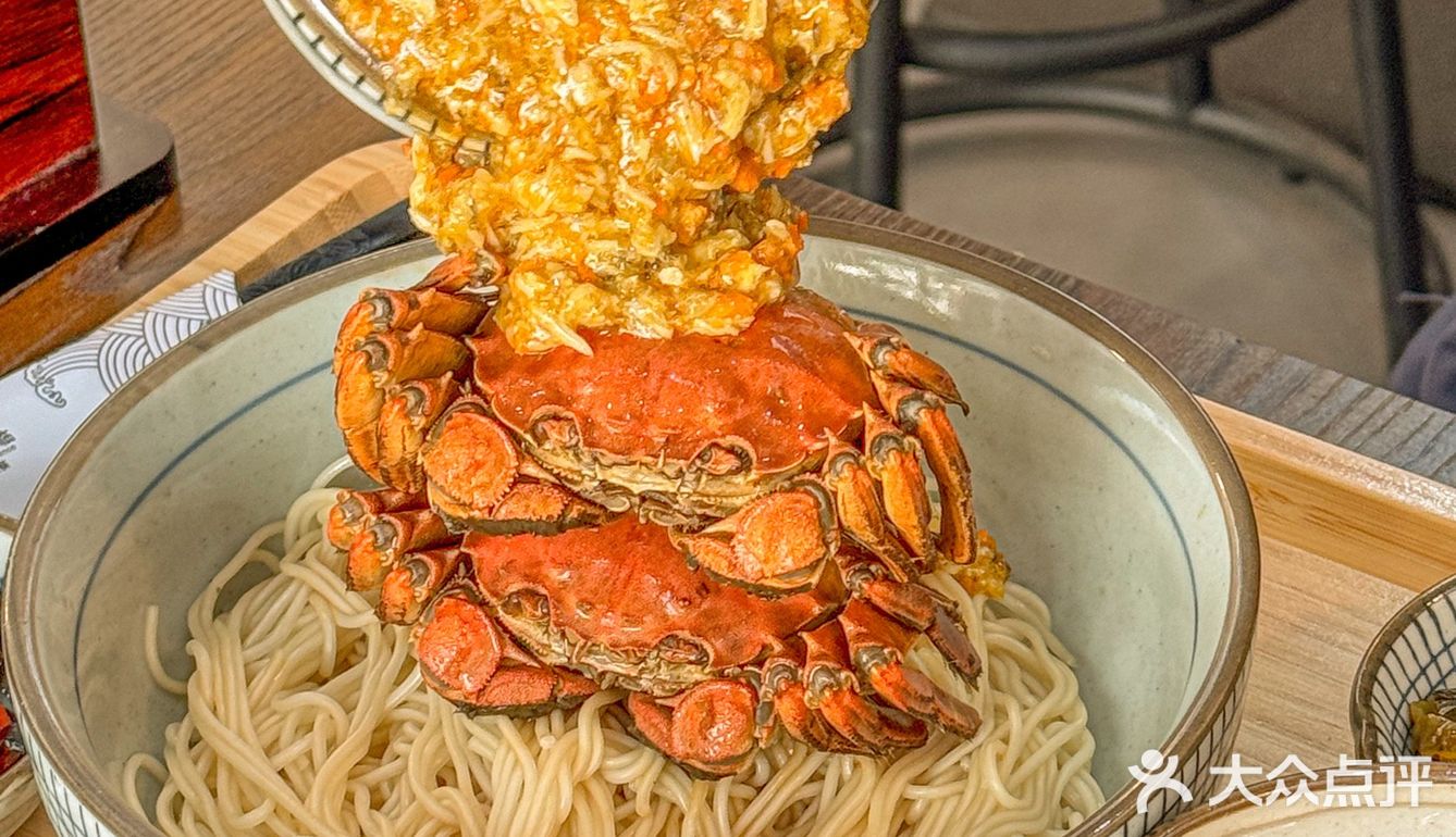 这一碗瀑布蟹黄面，真的好顶！ 