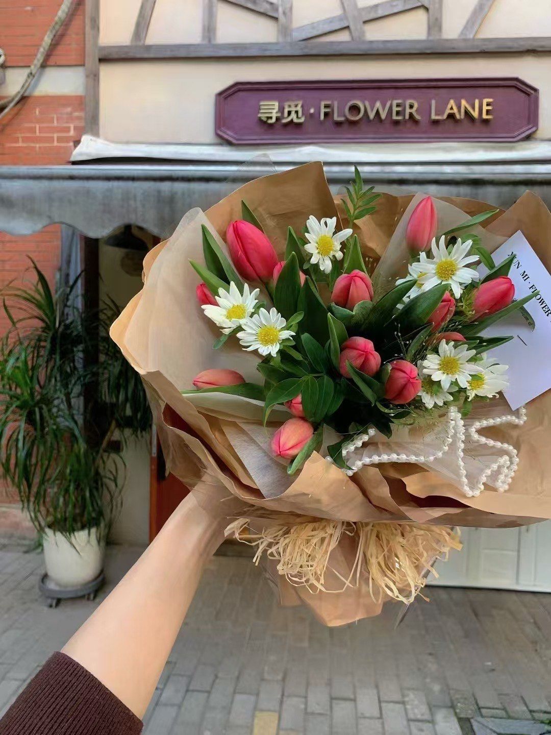 手捧鲜花
