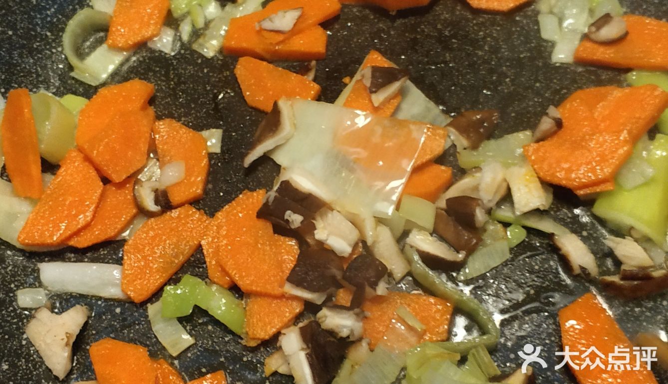 年糕一根，鸡蛋一个 调味料：酱油少许，盐少许