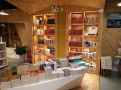 -新华里咖啡书吧(新华书店小寨店)