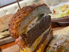 双蛋指椒牛肉汉堡-魏斯理汉堡(西安沣东吾悦店)