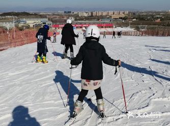 让宝宝体验滑雪是一件非常棒的冬季选择。