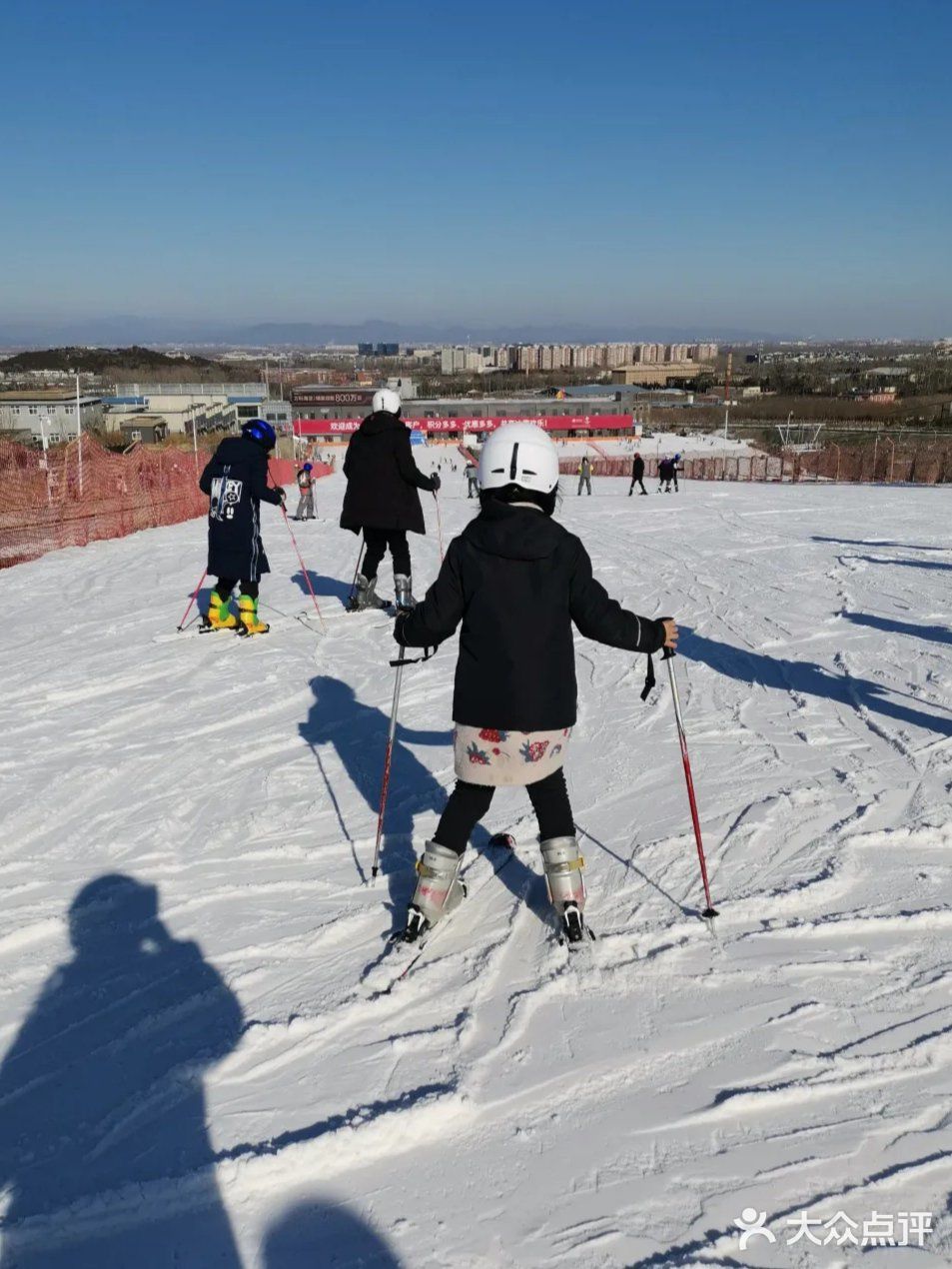 让宝宝体验滑雪是一件非常棒的冬季选择。