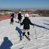 让宝宝体验滑雪是一件非常棒的冬季选择。