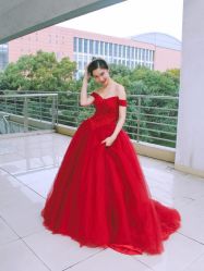 -觅白婚纱礼服馆