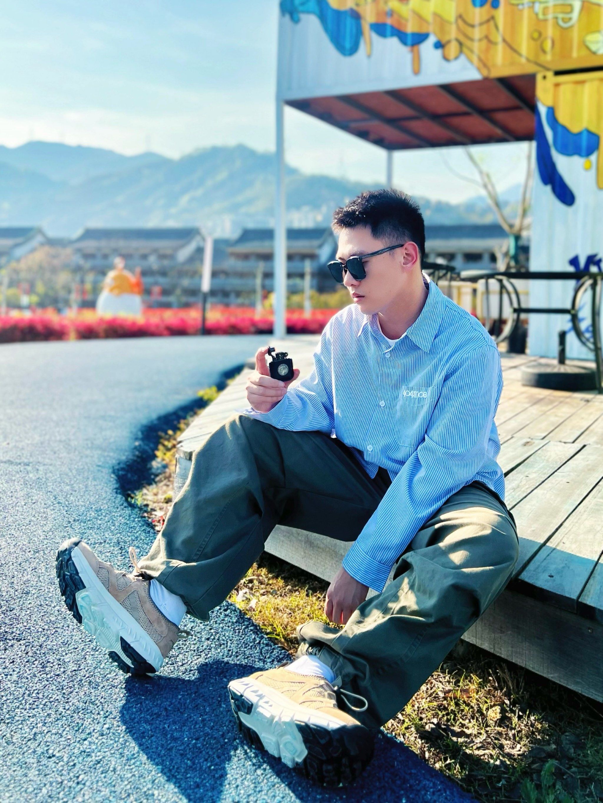 夏日街头的时尚潮男