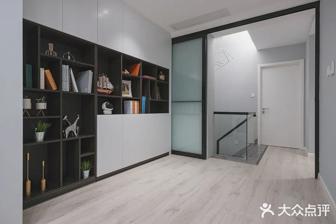 4室2厅3卫跃层里的那些通天柜