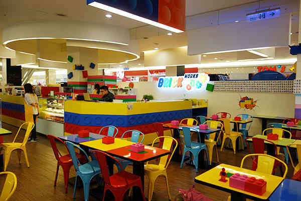 brick works 乐高积木主题餐厅(高雄店)-"在花博园里面,旁边就是玻璃