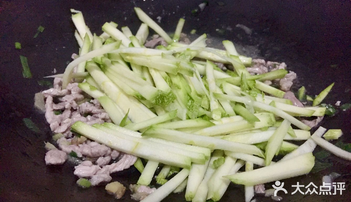 上桌就被消灭的西葫芦炒肉丝～