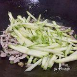 上桌就被消灭的西葫芦炒肉丝～