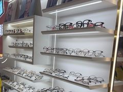 -美式眼镜·授权蔡司.依视路.尼康.豪雅.明月(南翔印象城店)