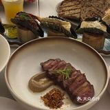 与外滩东方明珠隔江相望。环境简约大气