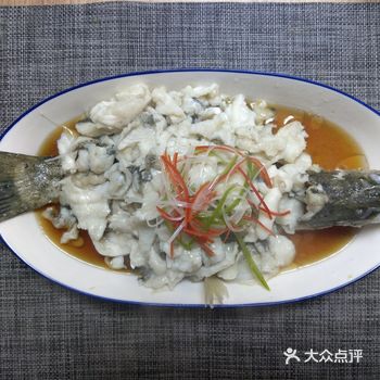 贴着鱼骨片下两片鱼肉,剔去腹部骨头,片成薄片