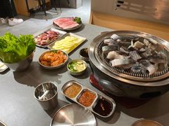 -围炉肉舍•炭烤活鳗•丹东海鲜烤肉(步行街店)