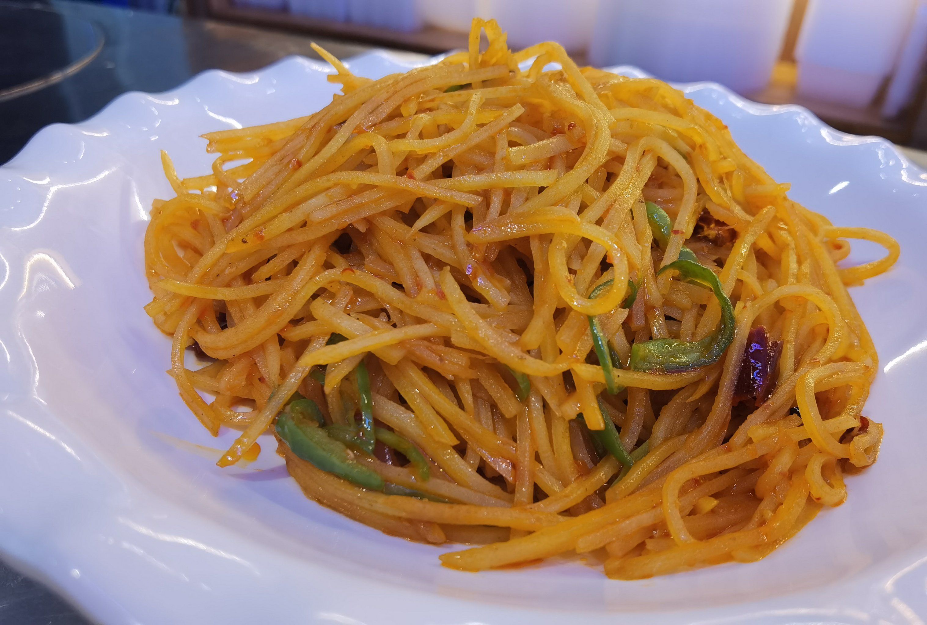 土豆丝口感爽脆,酸辣适中,非常开胃.色泽诱人,分量十足