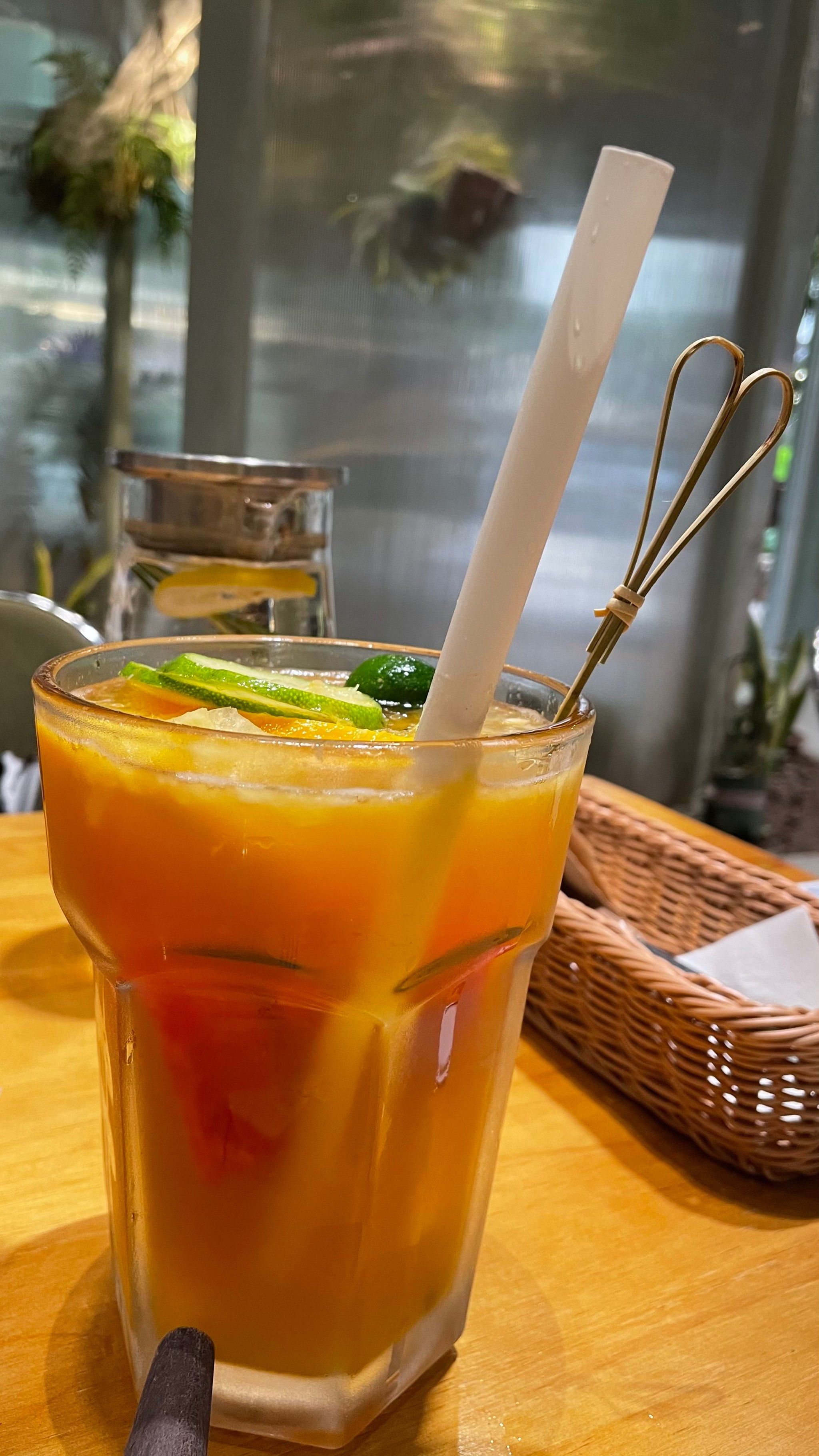 这家店的水果茶真的好大好大一杯