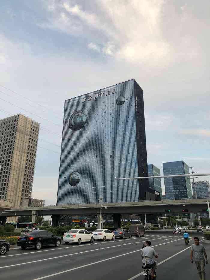 永和宇宙星广场-"坐地铁到郑州东站下车,从h口出来会比较近.