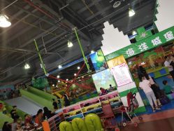 -维佳童话镇演出现场(徐东店)