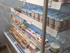面包甜点陈列柜-绿姿鲜奶烘焙(新城花园店)