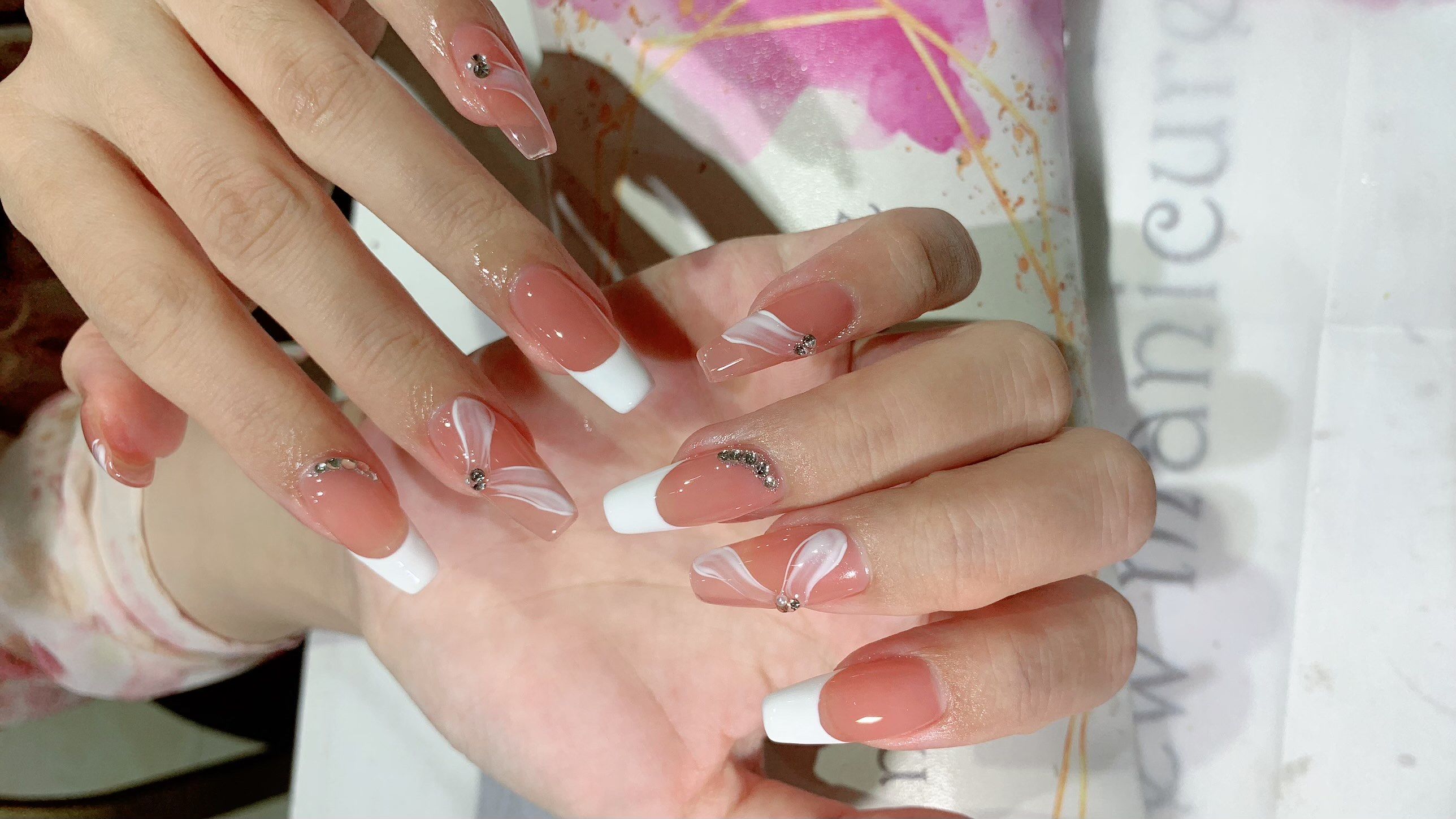 这个雪季见,白色法式飘带延长甲