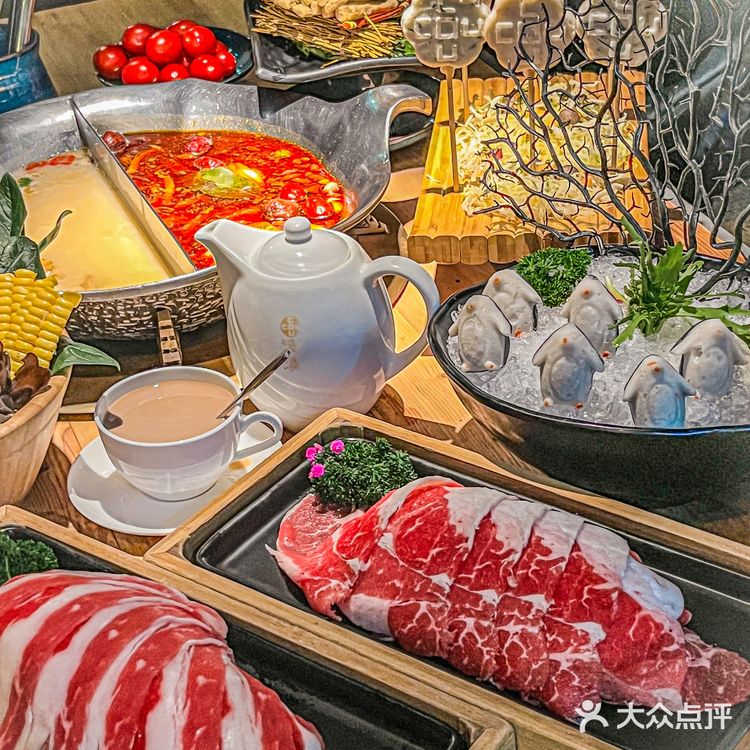 姐妹们,快来湊湊火锅看企鹅跳水啦!