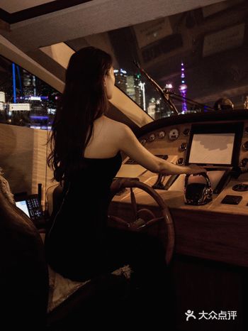 雨天的黄浦江面夹杂着浪漫