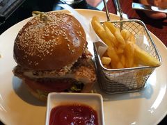 鸡排汉堡配香脆薯条-WOLFGANG PUCK KITCHEN & BAR(迪士尼小镇店)